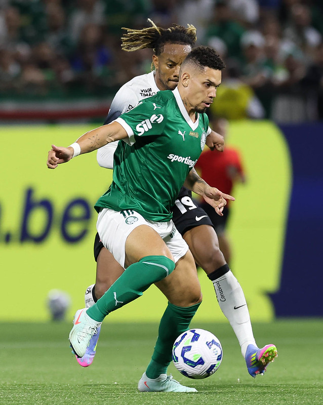 Paulinho estreia no clássico de deixa boa impressão no Palmeiras