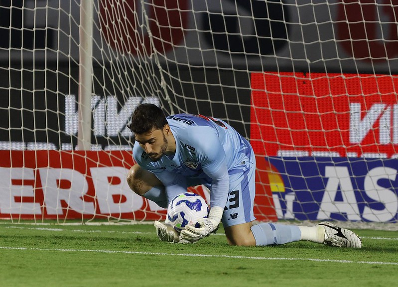 Diretoria do São Paulo confirma renovação de contrato do goleiro Rafael