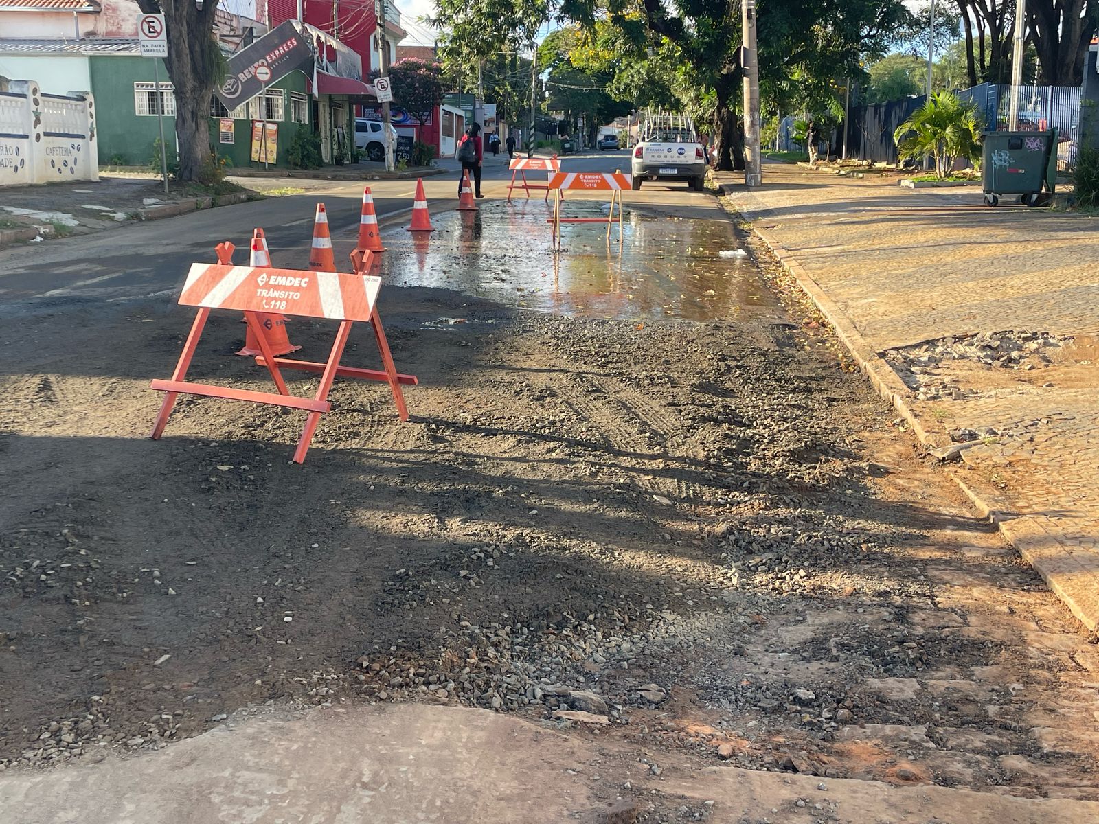 Vazamento de água em frente à Sanasa interdita Av. da Saudade e leva caos ao trânsito