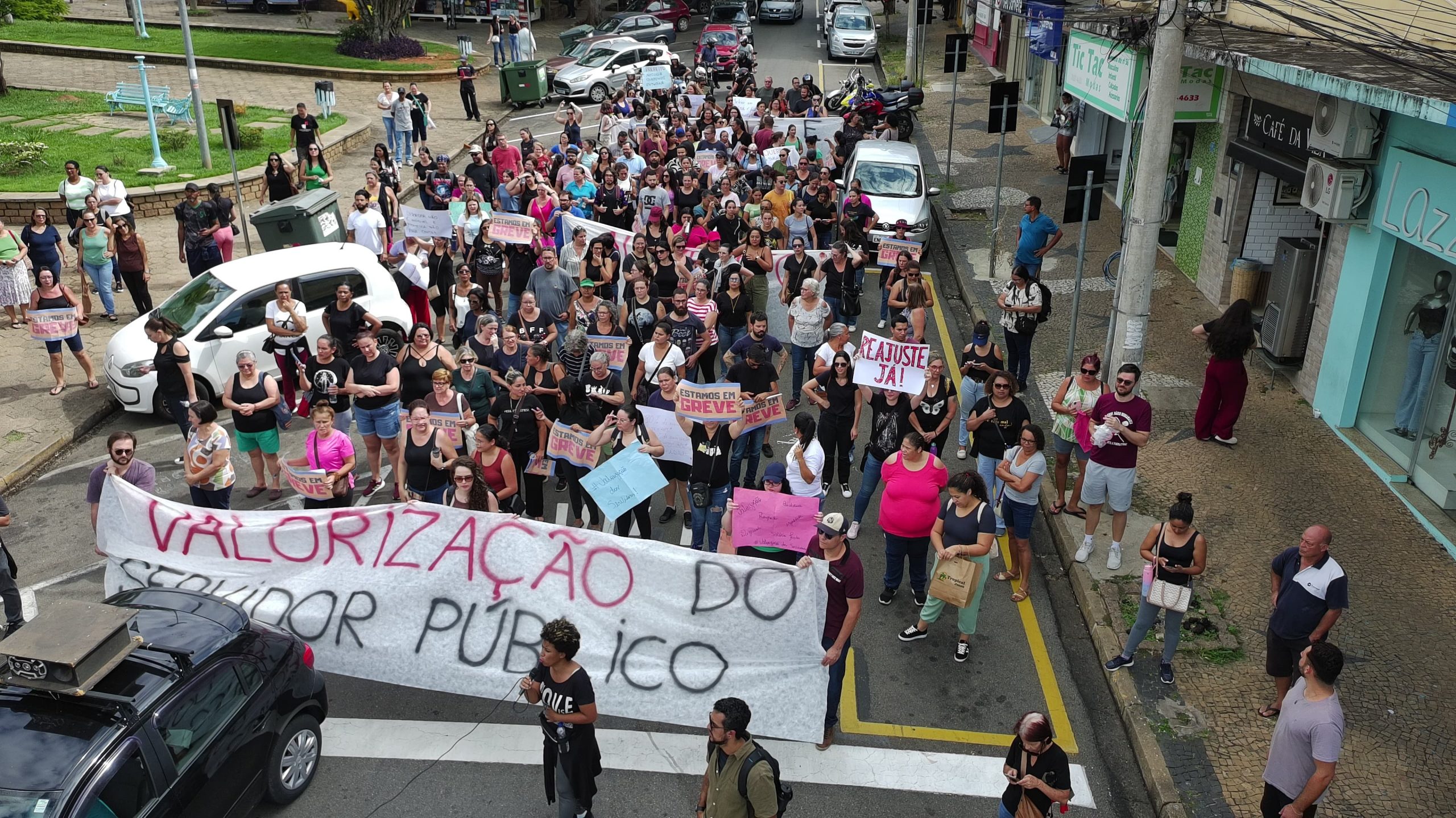 Servidores públicos de Jaguariúna mantêm protesto nesta quinta-feira