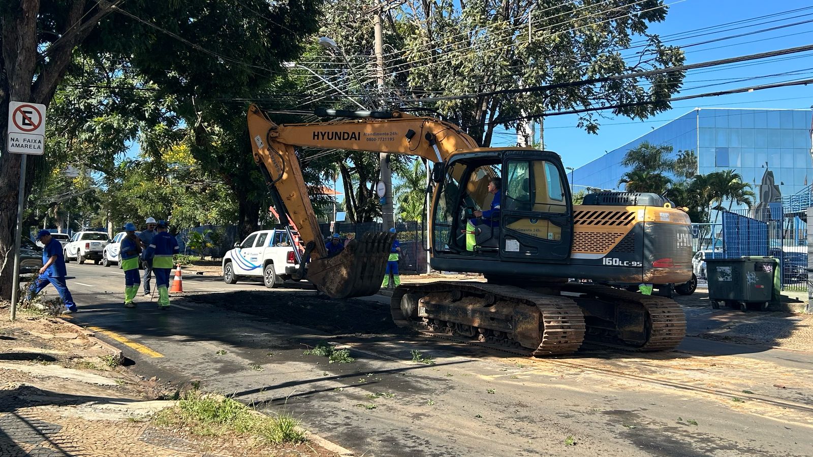 Avenida da Saudade volta a ficar interditada após adutora romper novamente