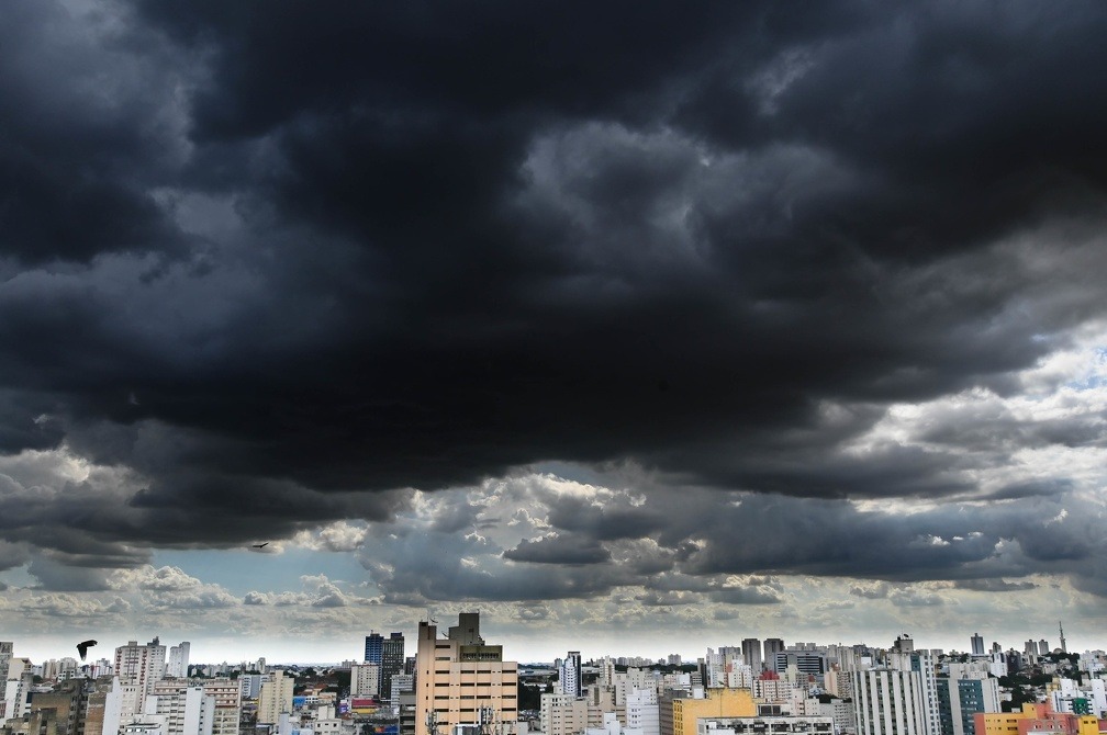 Frente fria deve trazer chuva e acumulado de até 100 mm entre quinta e sábado