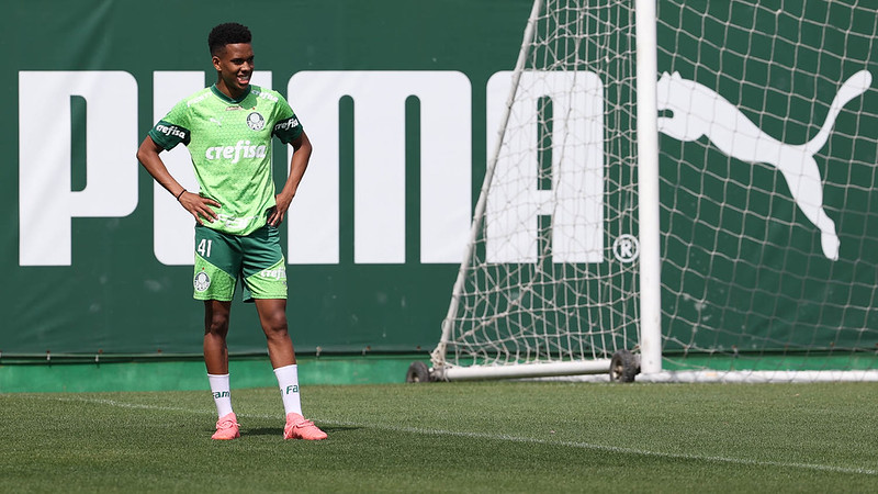 Após goleada, Abel Ferreira pede reposição no lugar de Estevão no Palmeiras