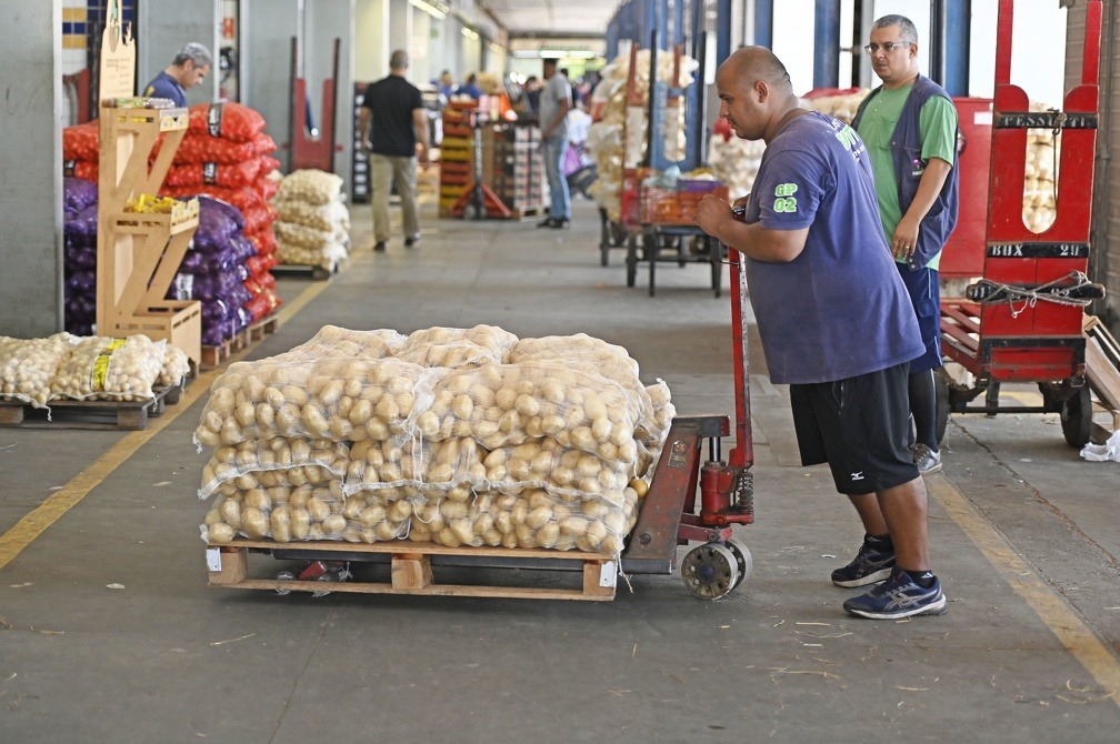Boletim da Ceasa aponta queda nos preços de hortifrúti e aumento no valor do tomate 