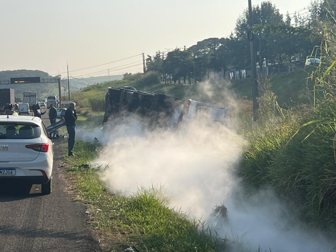 Carreta carregada com 11 toneladas de nitrogênio bate em ônibus e tomba em rodovia 