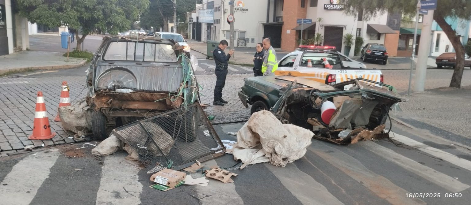 Carro partido ao meio em acidente tem 38 multas acumuladas