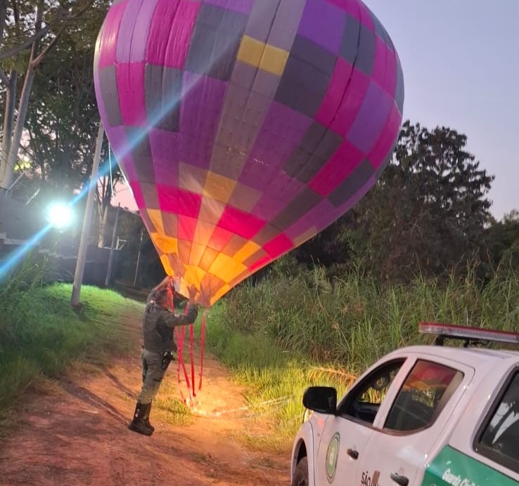 Guarda de Valinhos apreende balão após queda em área de mata