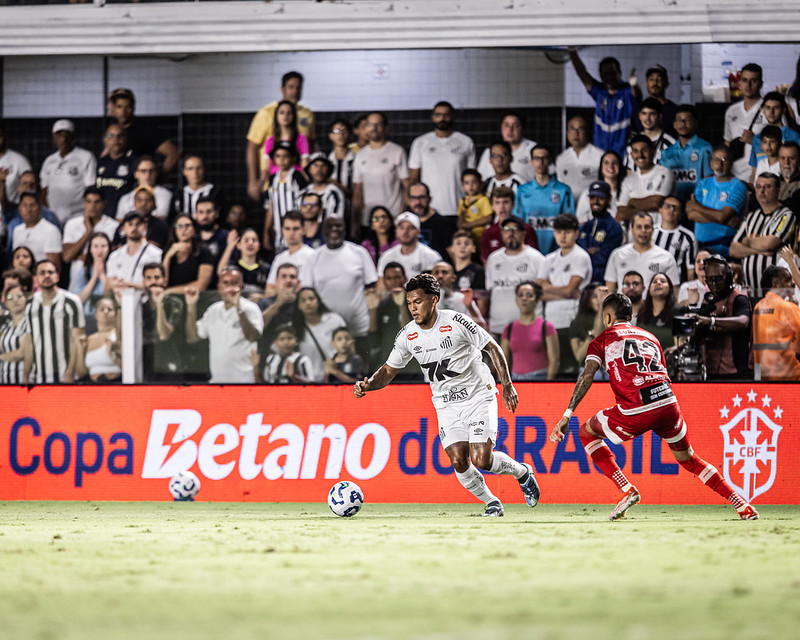 Gabriel Veron falta em treino do Santos e leva multa da diretoria