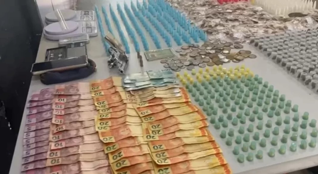 GM apreende arma e mais de 1,6 mil porções de drogas em casa no bairro DIC I em Campinas 