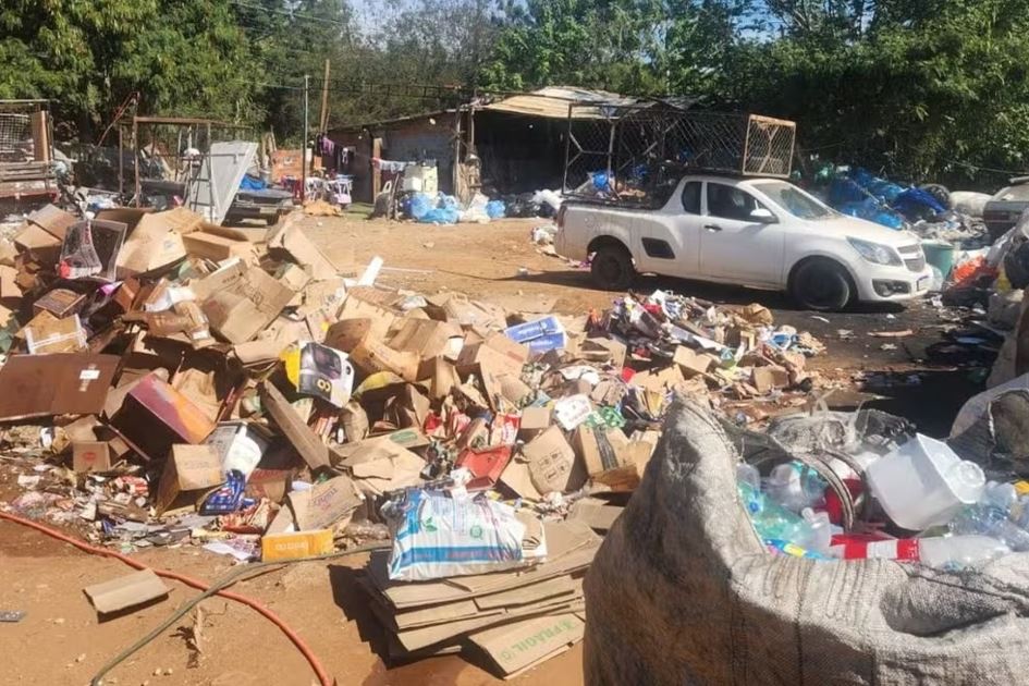 Polícia prende dono de depósito clandestino que descartava lixo em vegetação