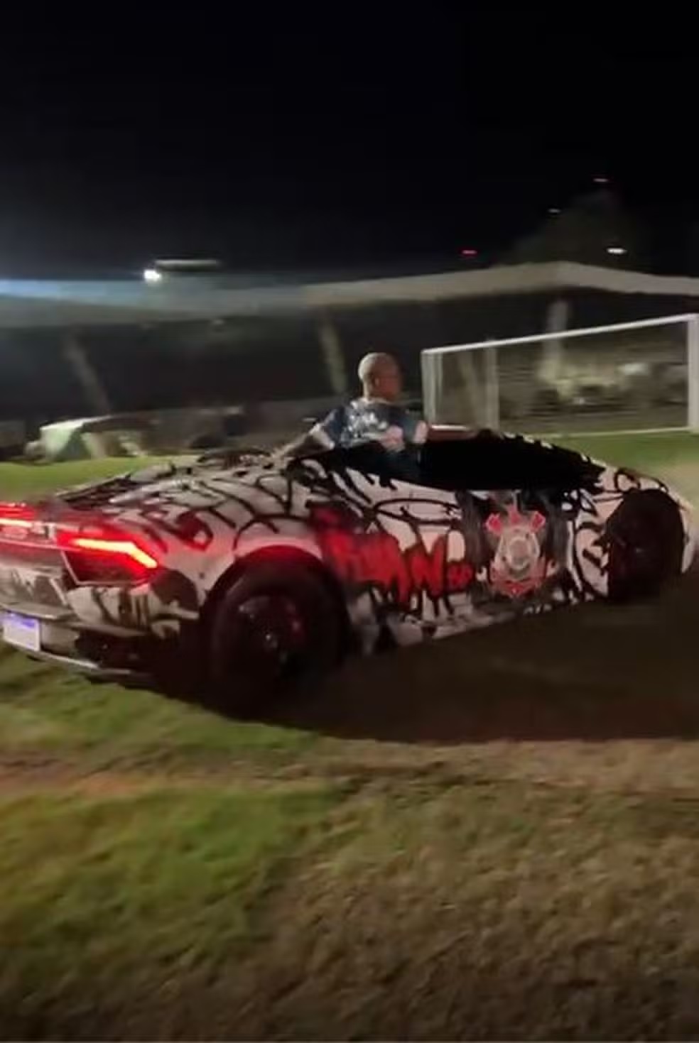 MC Ryan SP é detido em Piracicaba após dar “cavalos de pau” em gramado de estádio