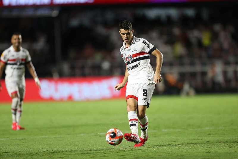 Meia Oscar participa do treinamento e Zubeldía pode contar com jogador em Barueri