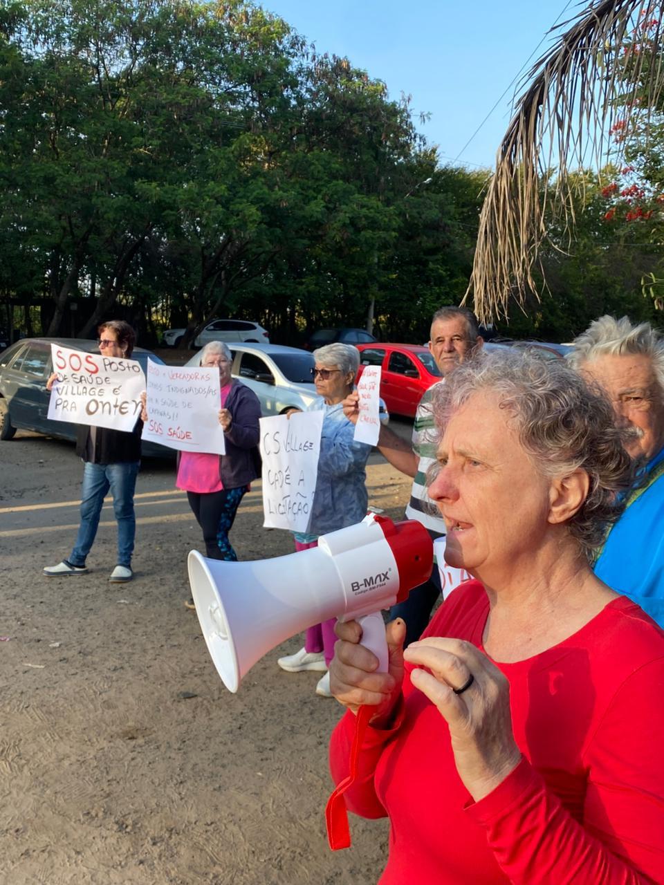 Moradores protestam e cobram construção do novo Centro de Saúde Village 