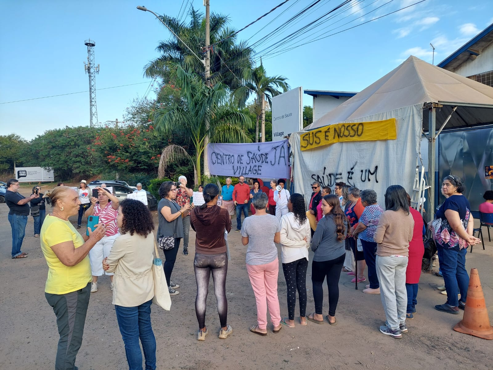 Moradores protestam e cobram construção do novo Centro de Saúde Village 