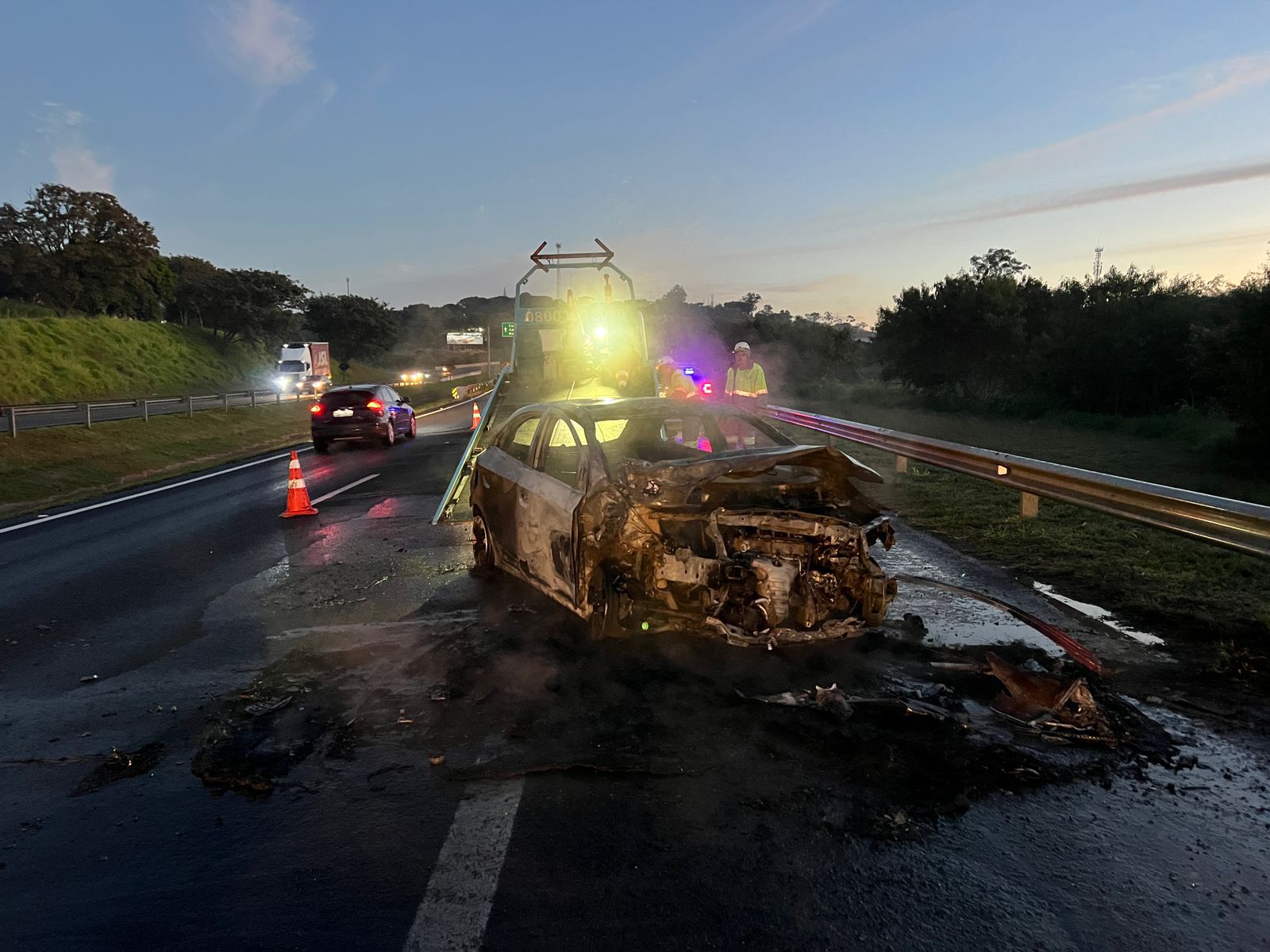 Motociclista morre em acidente com carro no Anel Viário Magalhães Teixeira