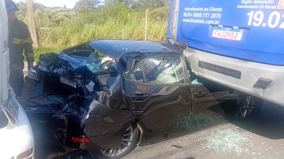 Motorista tem ferimentos leves após ter carro prensado por ônibus e caminhão em Valinhos