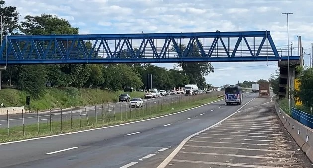 Mulher morre atropelada em rodovia; ela estava próxima de uma passarela 