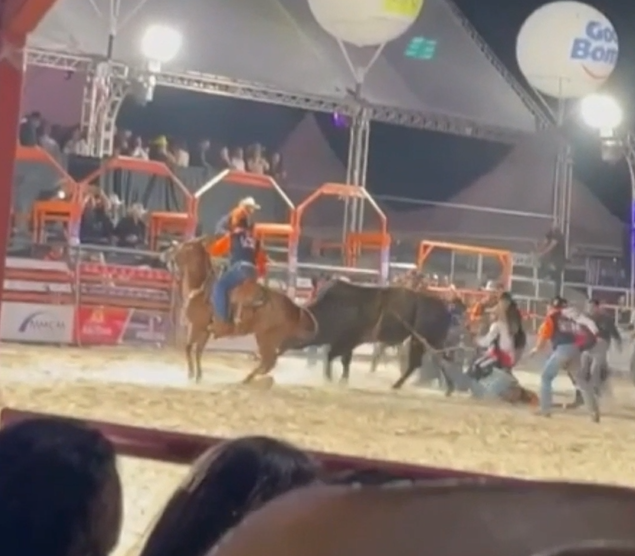 Peão arrastado por touro em arena segue internado em observação