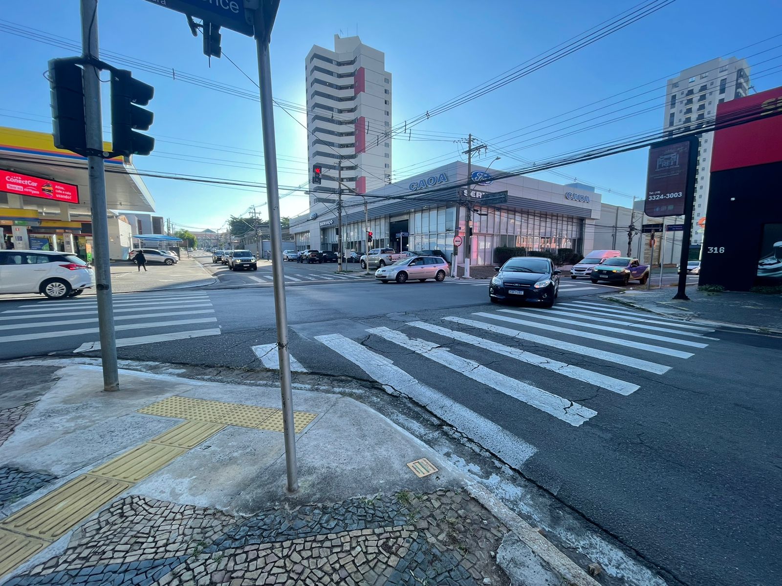 Pedestres pedem botoeira para travessia segura em semáforo na Carolina Florence