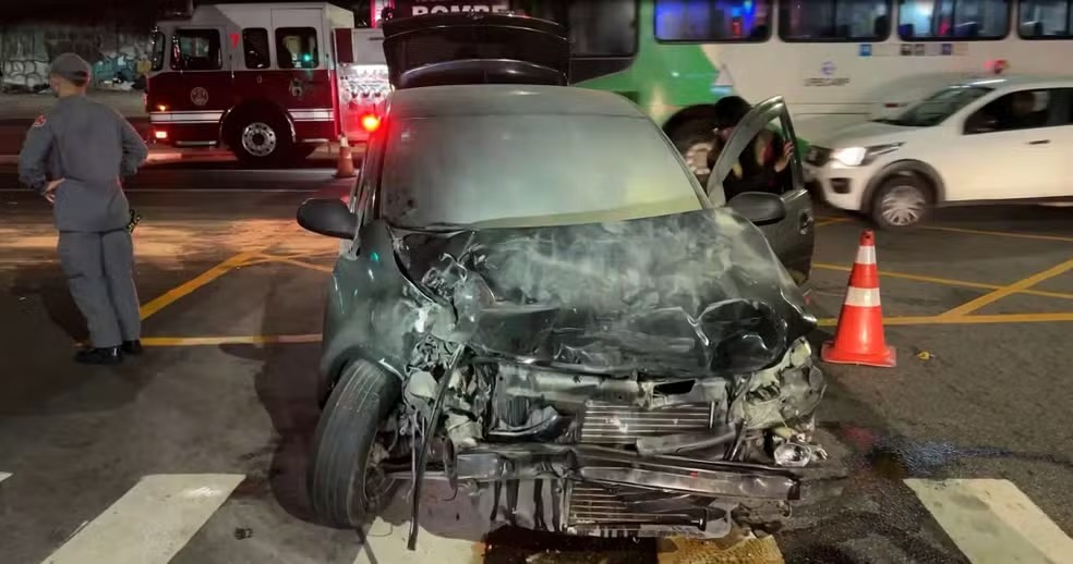 Acidente envolvendo carro e ônibus bloqueia Aquidabã em Campinas 