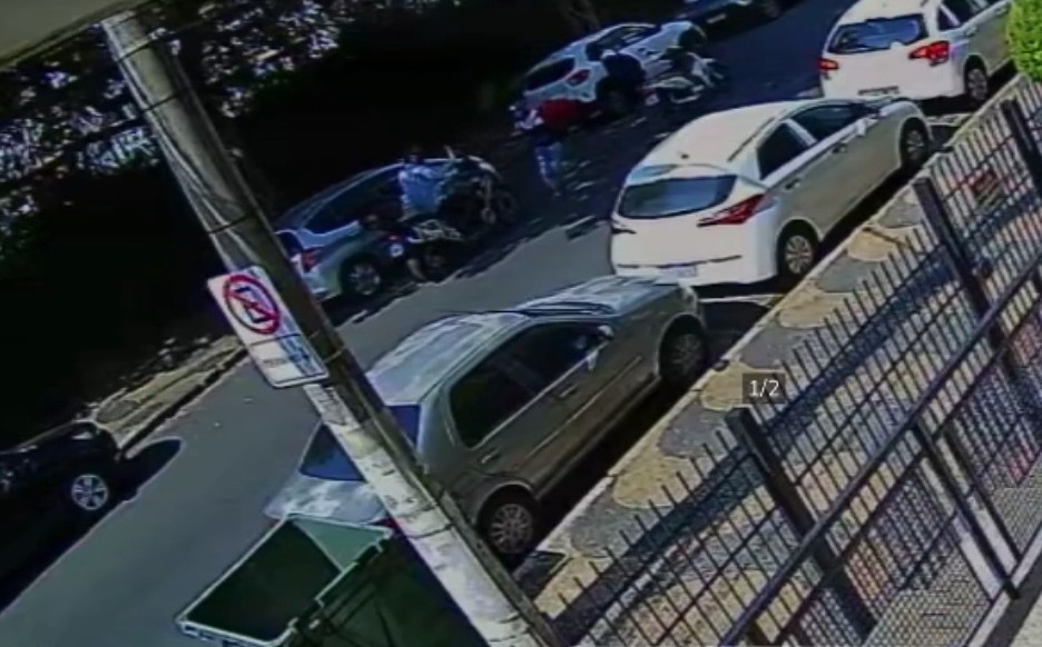 Dupla aborda homem e rouba moto em plena luz do dia em Campinas; veja o vídeo