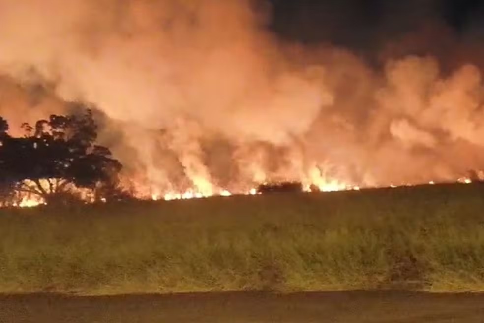 Incêndio atinge área de mata no terreno da antiga Unimep, em Piracicaba 
