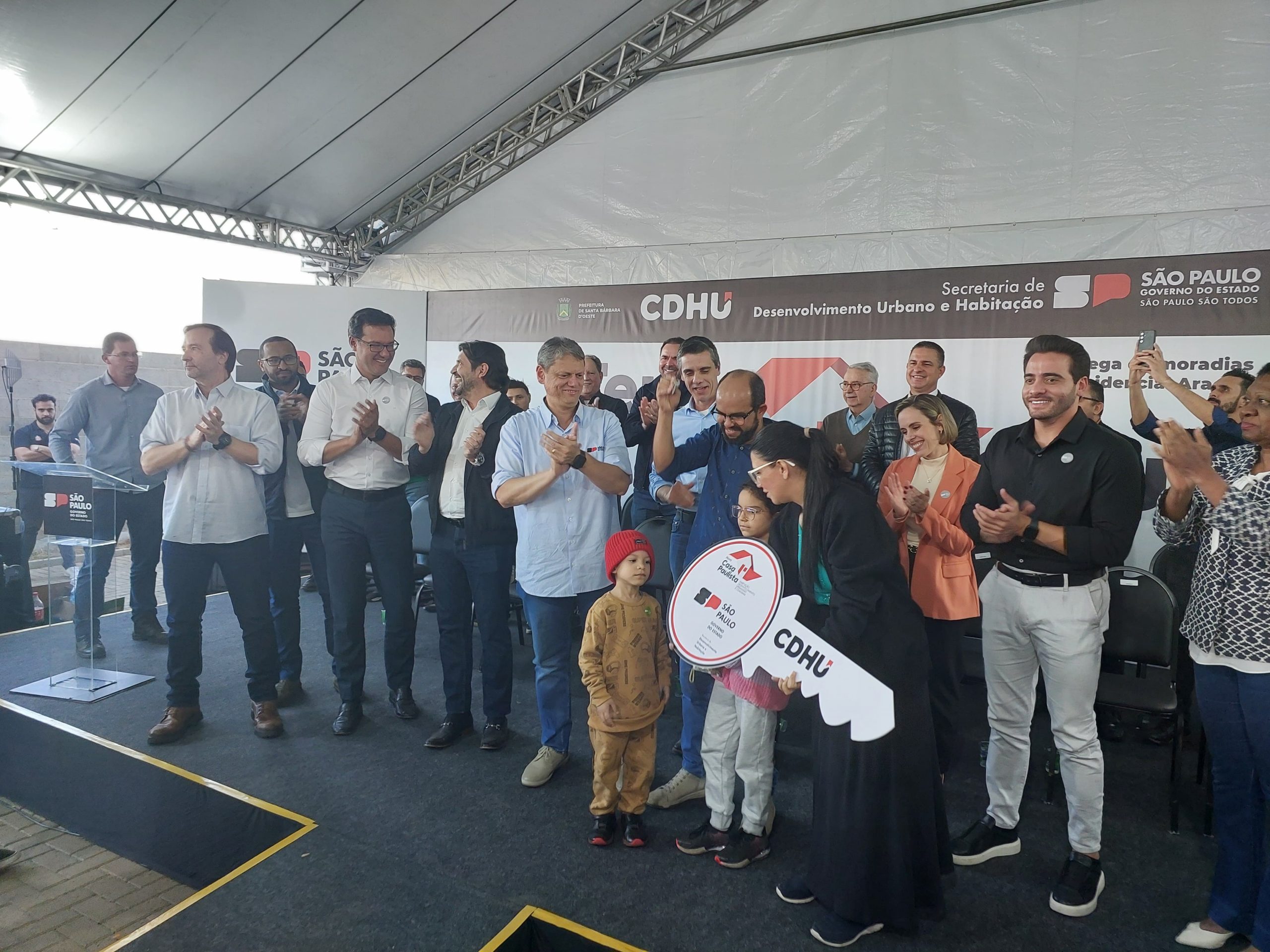 Tarcísio de Freitas cumpre agenda com entrega de moradias em Santa Bárbara d’Oeste