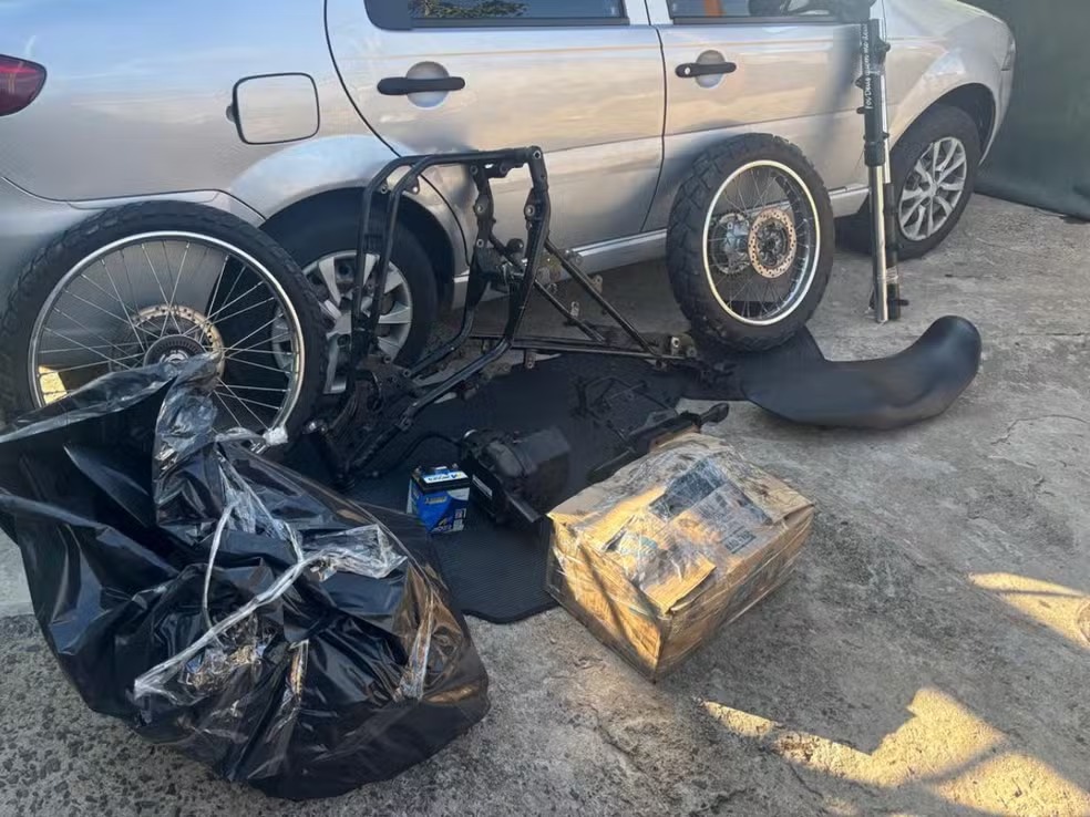 Rastreador de moto roubada leva PM à ponto de desmanche; três foram presos 