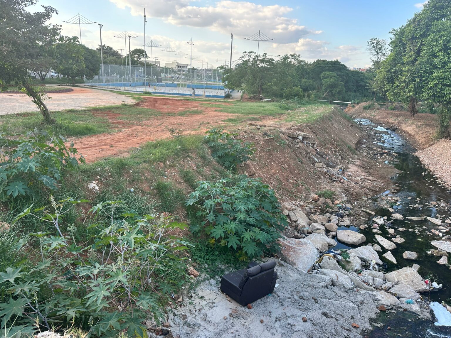 Sofá é jogado no córrego a poucos metros de ponto de descarte de Hortolândia