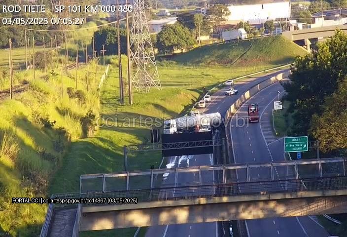 SP-101 é liberada sentido Campinas após caminhão tombar; acidente deixou 1 morte e 3 feridos graves