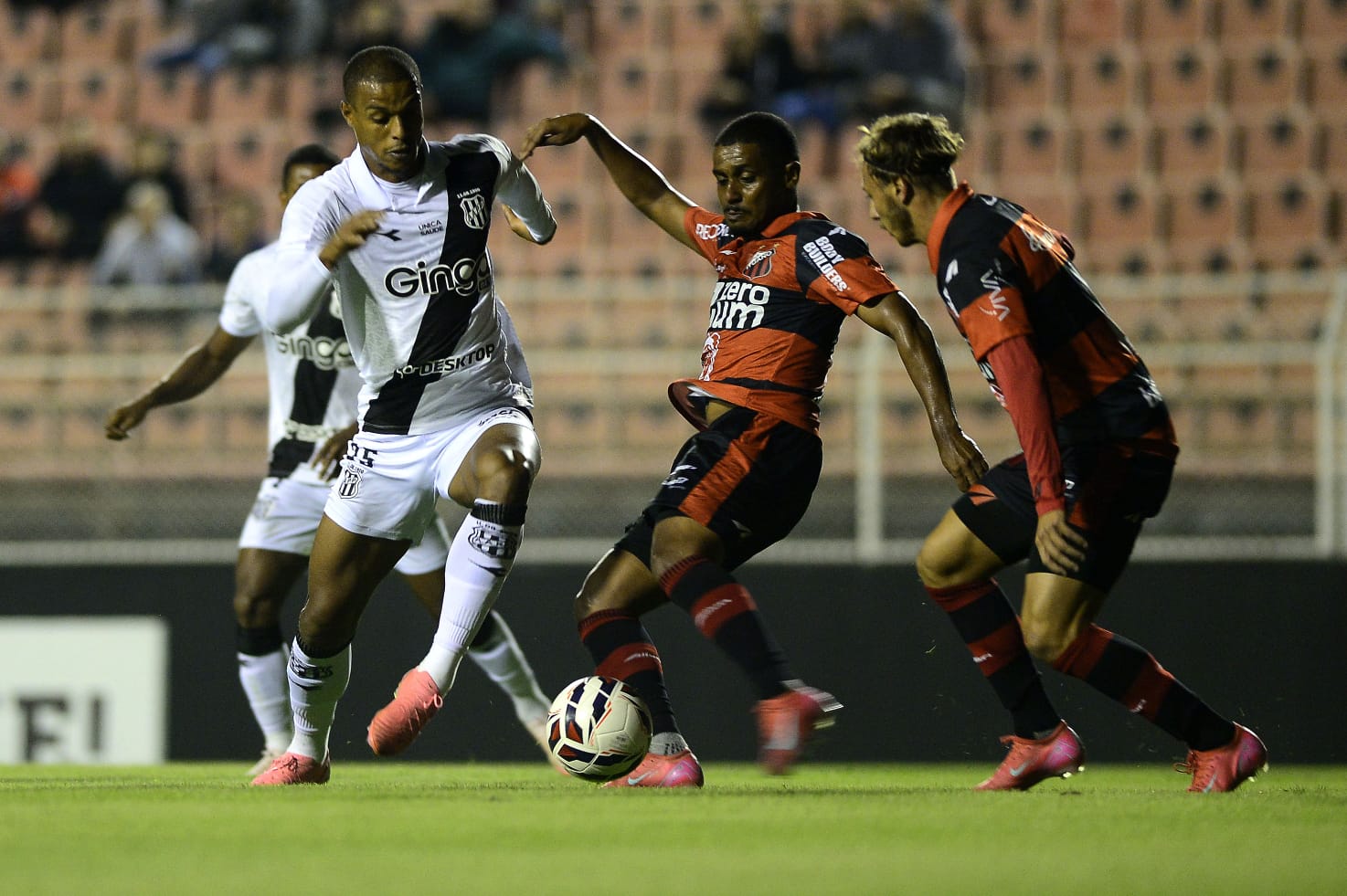 Com gol de Jeh, Ponte Preta vence o Ituano e assume liderança da Série C