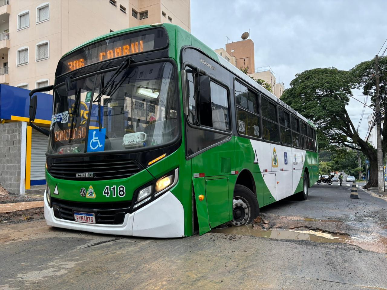 Ônibus ‘afunda’ em asfalto no Cambuí
