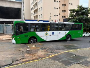 Ônibus 'afunda' em asfalto no Cambuí