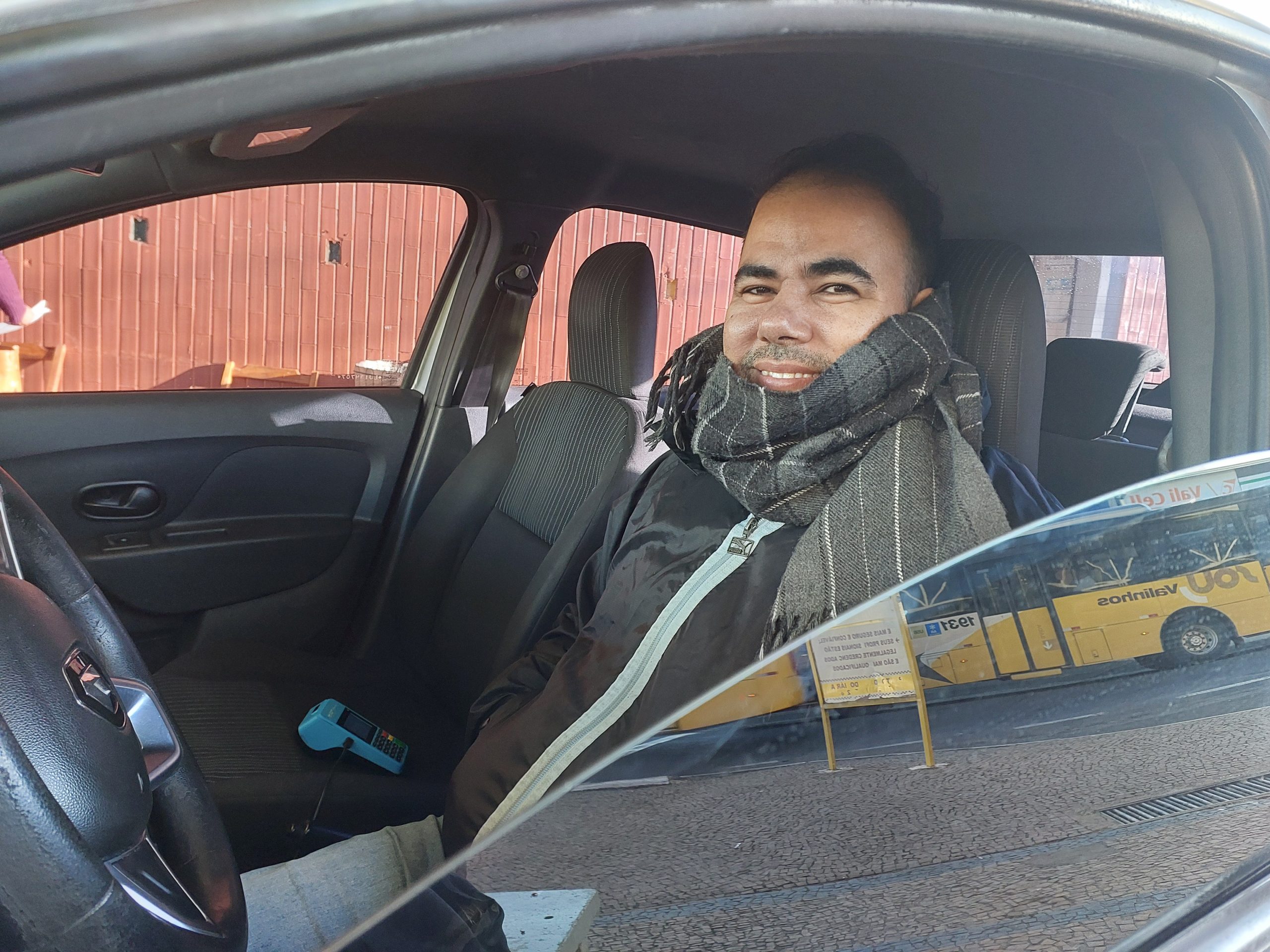 A caminho do trabalho, moradores da RMC tentam se proteger do frio intenso nesta quarta-feira