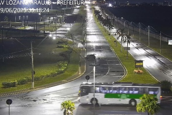Motorista derruba postes de energia em avenida de Paulínia 