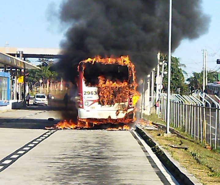 Ônibus pega fogo no Terminal Campo Grande em Campinas