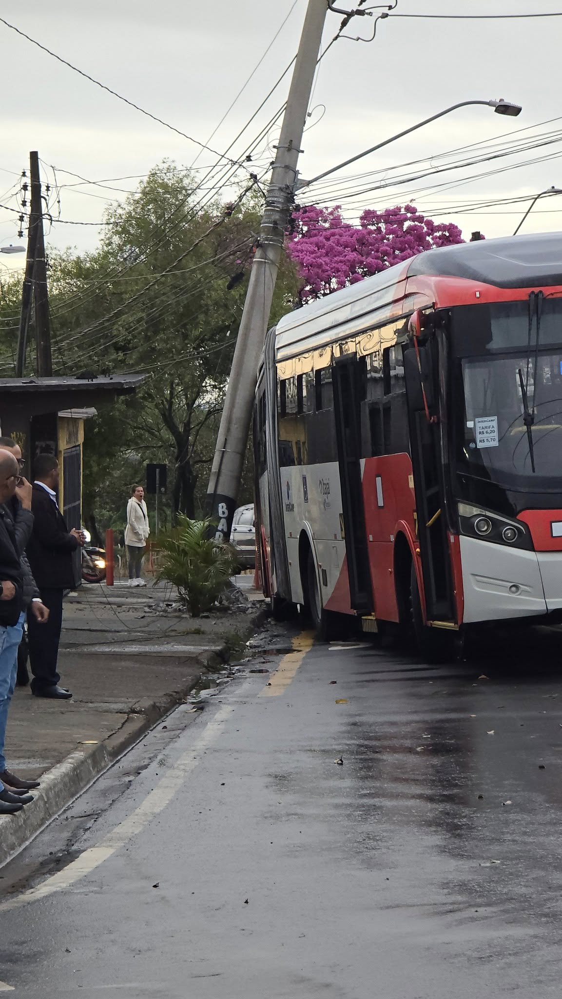 Ônibus da linha 214 bate em poste no distrito do Campo Grande
