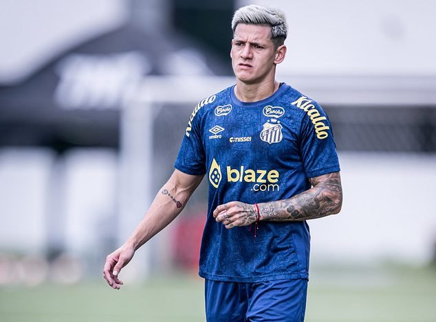 Santos anuncia saída de argentino Léo Godoy