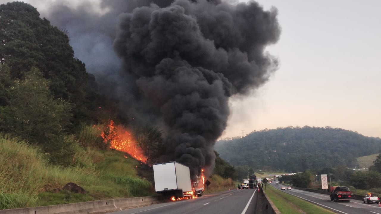 Caminhão pega fogo e causa lentidão na rodovia Dom Pedro em Valinhos