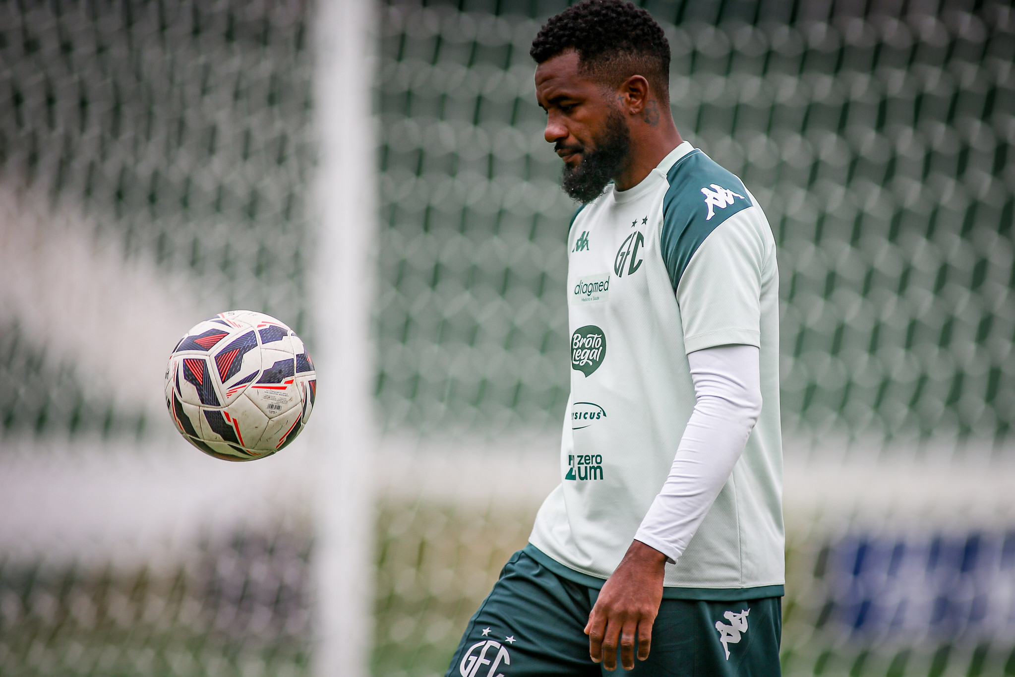 Ausência de Justen abre espaço para estreia de Cicinho no Guarani
