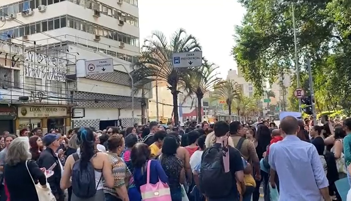 Funcionários e apoiadores do serviço de saúde Dr.Cândido Ferreira protestam em frente à Prefeitura