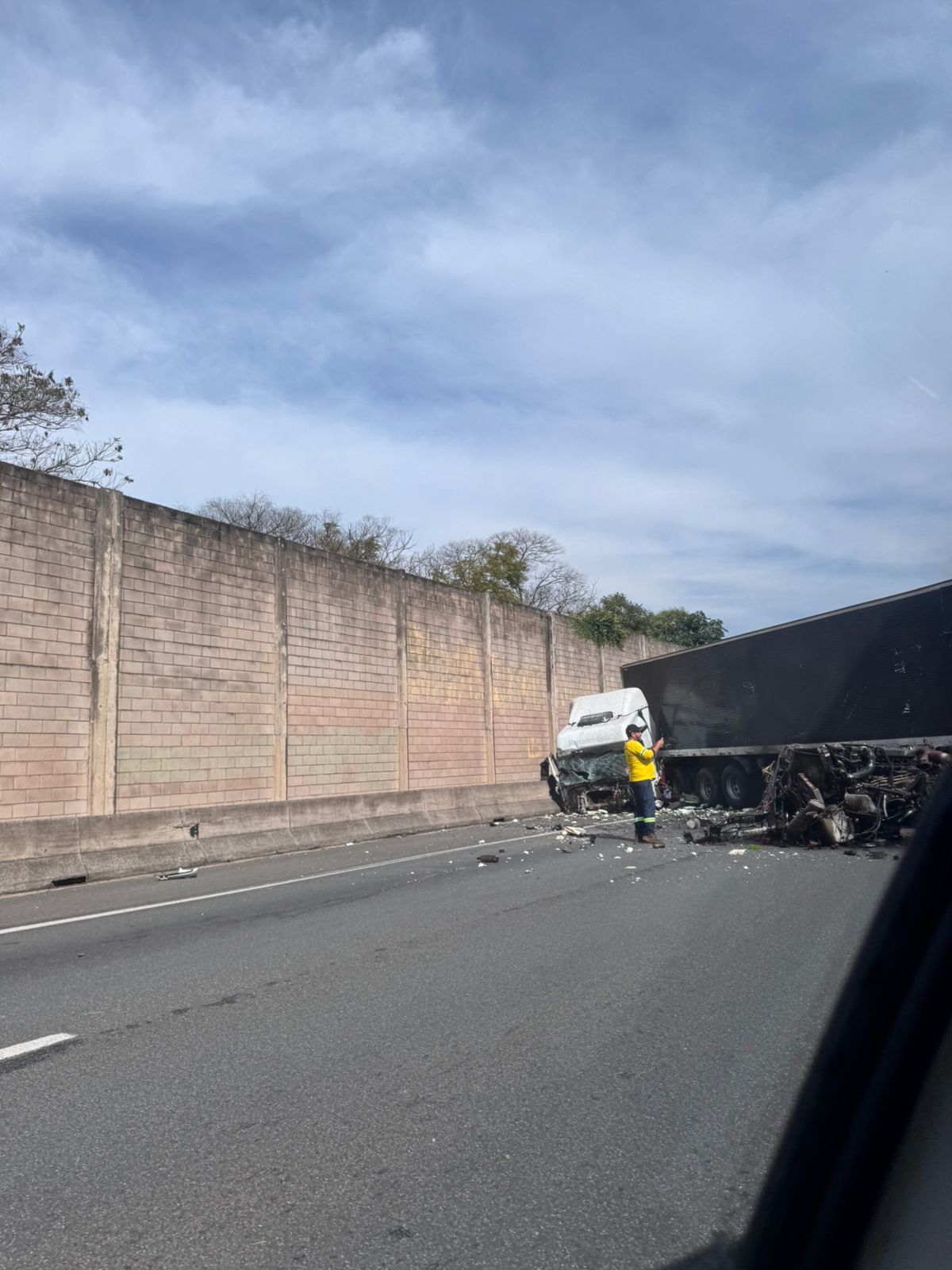 Acidente entre caminhões bloqueia Anel Viário sentido D.Pedro I, em Campinas; uma pessoa morreu 