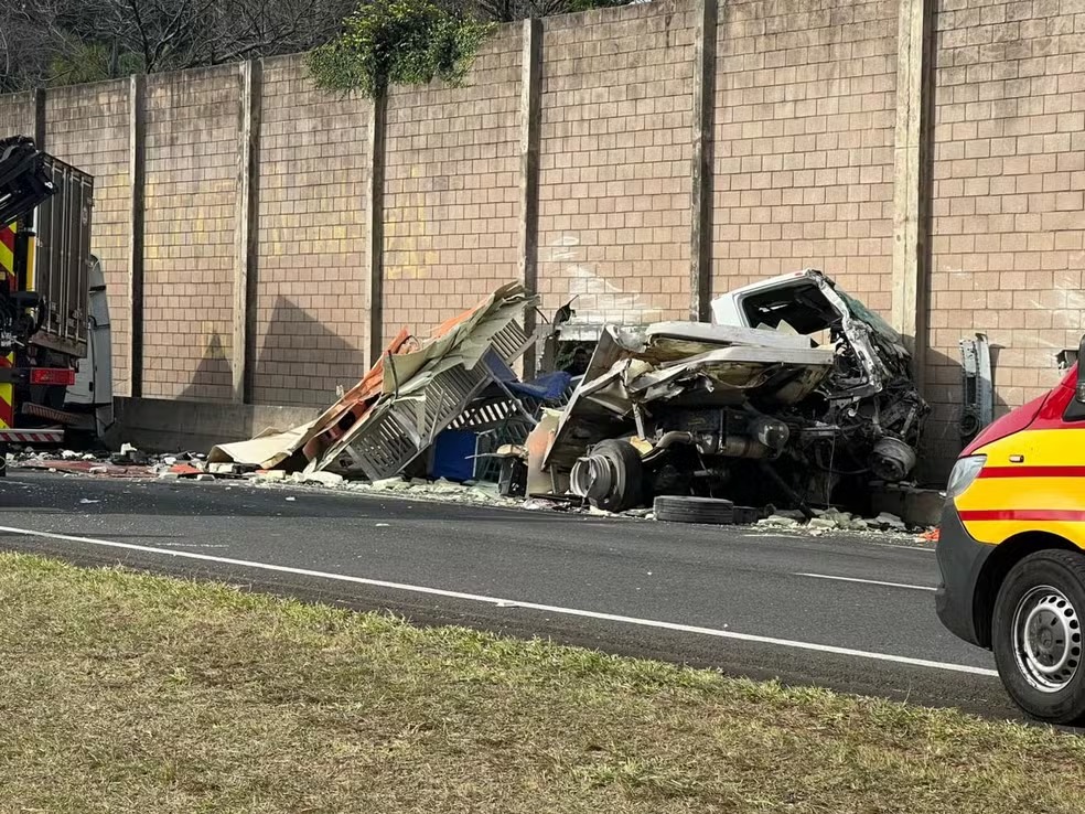 Acostamento segue interditado no Anel Viário após acidente; limpeza será concluída nesta 3ª