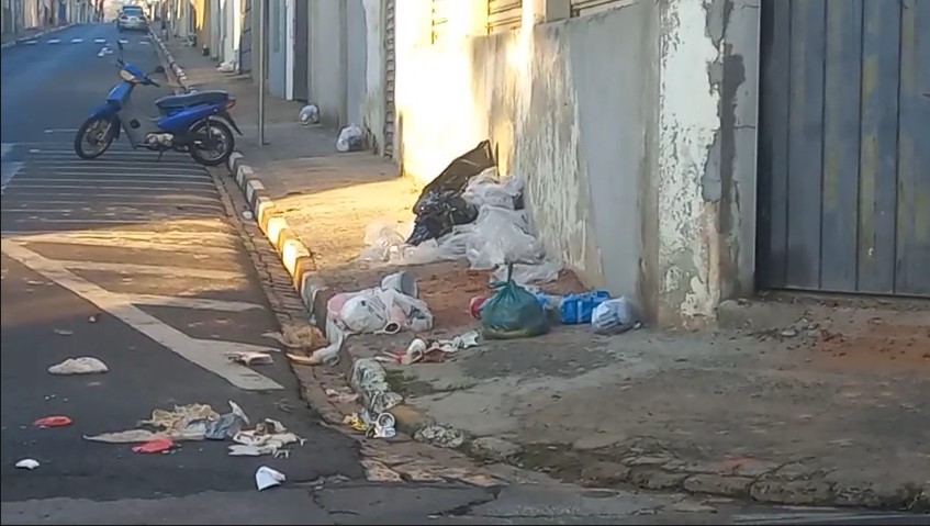 Contratada emergencial retoma coleta de lixo em Mogi Mirim, mas resíduos continuam acumulados