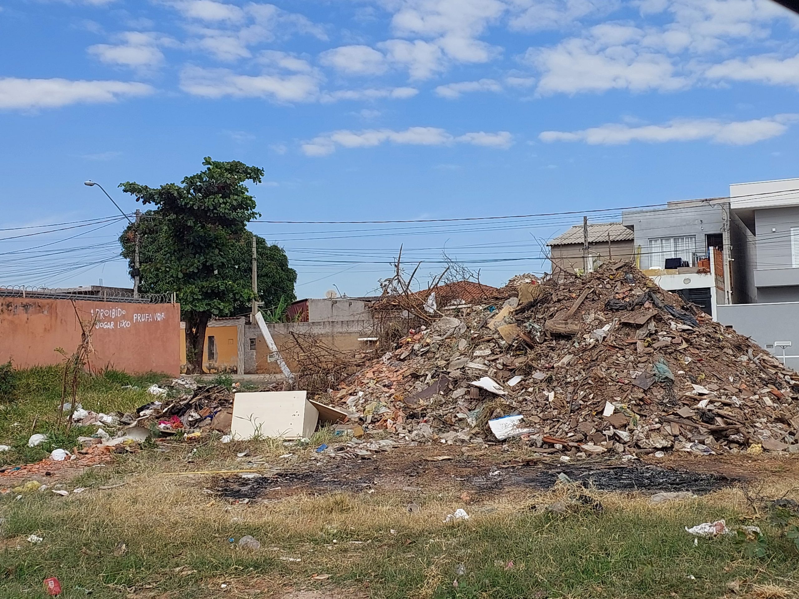 Descarte irregular de lixo incomoda moradores da região do Campo Belo