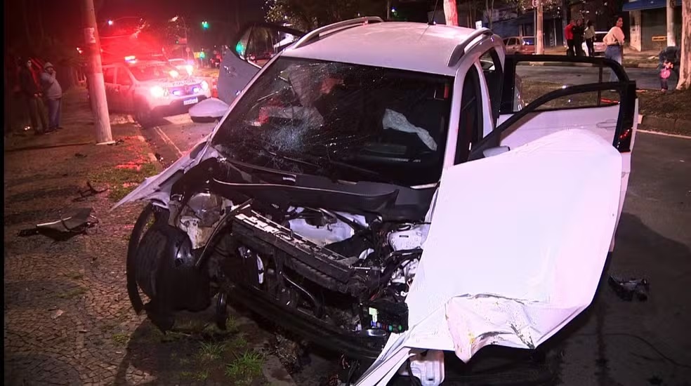 Motor de carro é arrancado após motorista bater em árvore