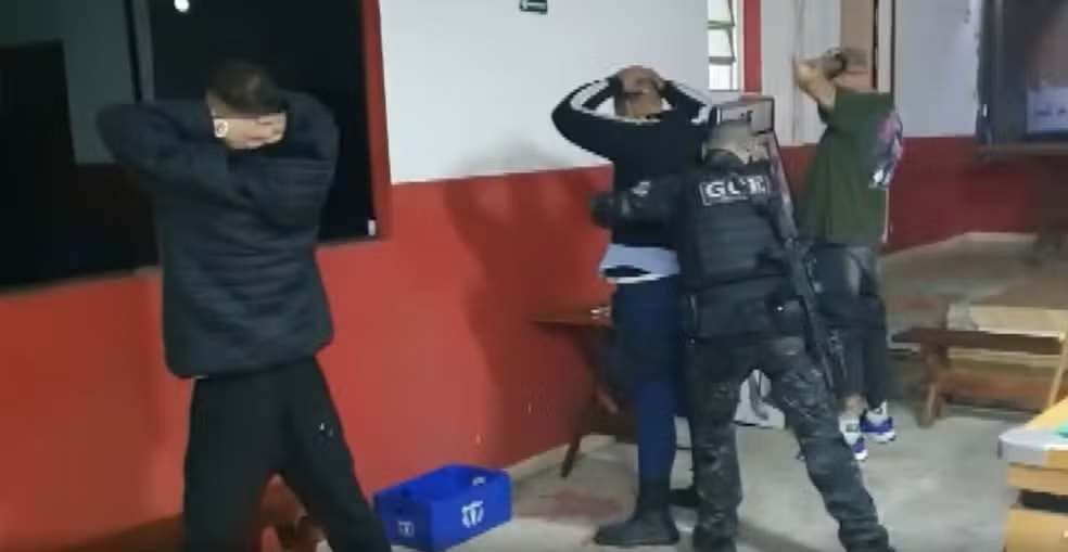 Polícia prende integrantes de quadrilha que extorquiam clientes no Jardim Itatinga