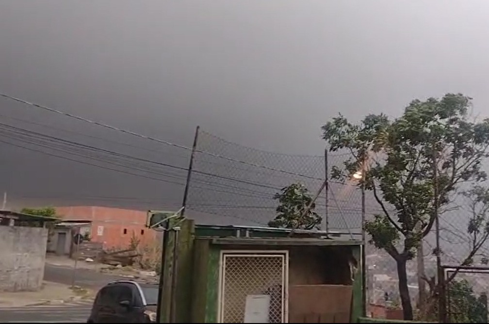Tempo fecha e dia “vira noite” em Campinas; ventos chegaram a 50km/h