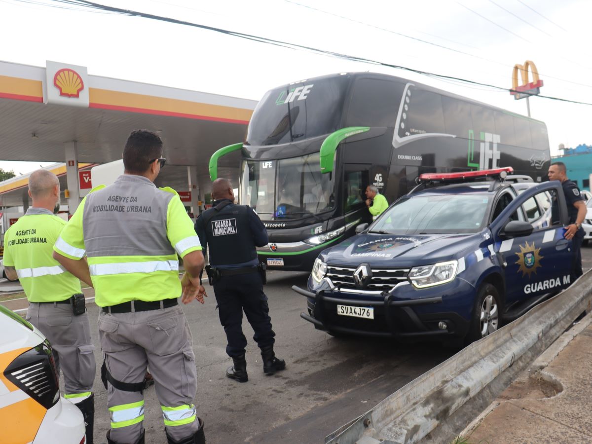 3 veículos clandestinos de transporte de passageiros são apreendidos