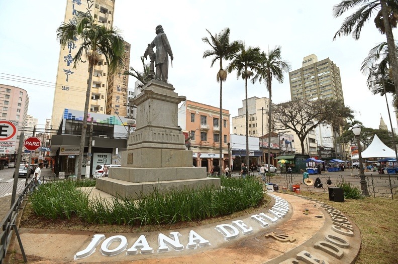 Nomes das óperas de Carlos Gomes recebem pintura no jardim do monumento do maestro, em Campinas